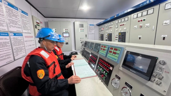 工作人員查看監(jiān)控系統(tǒng)。涪陵區(qū)融媒體中心供圖