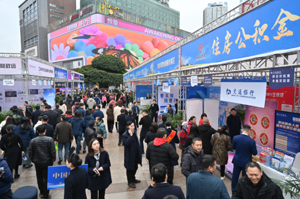 2025重慶春交會(huì)現(xiàn)場(chǎng)，市民趕來淘房。鄒樂攝