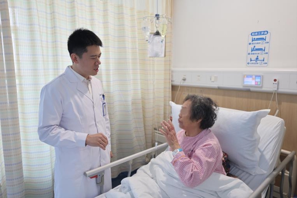 術(shù)后查房。重慶西區(qū)醫(yī)院供圖