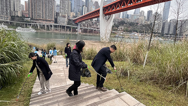 郵儲(chǔ)銀行青年志愿者參與江灘環(huán)境清潔。郵儲(chǔ)銀行重慶分行供圖