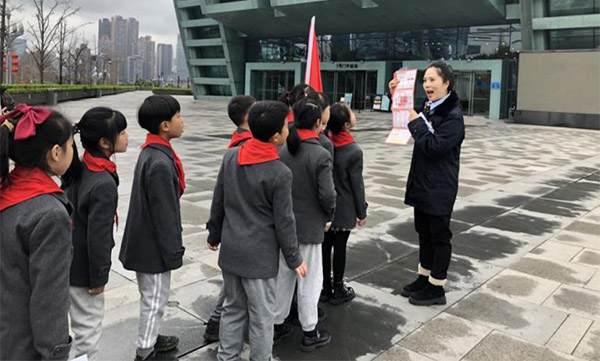 郵儲(chǔ)銀行青年志愿者為學(xué)生講解反假幣知識(shí)。郵儲(chǔ)銀行重慶分行供圖