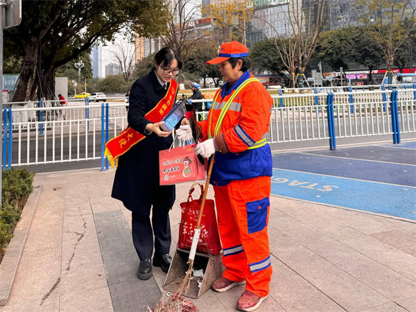 愛心大使為環(huán)衛(wèi)工人送去節(jié)日祝福。中國(guó)電信重慶公司供圖