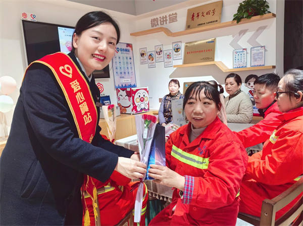 愛心大使為環(huán)衛(wèi)工人送去節(jié)日祝福。中國(guó)電信重慶公司供圖