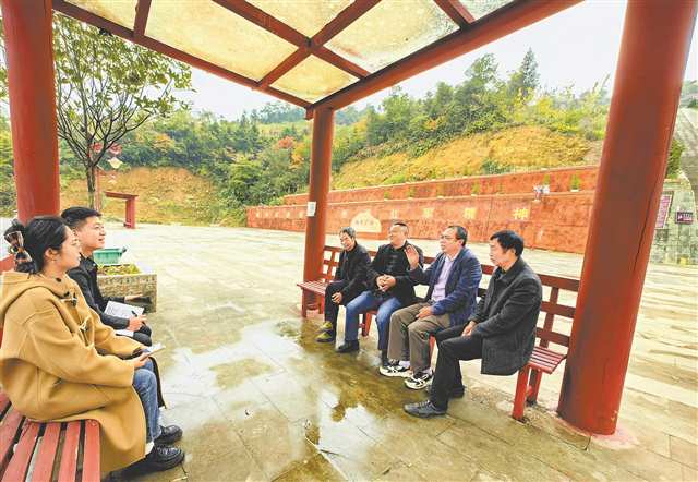 楊關(guān)村與楊柳關(guān)村組建聯(lián)合黨支部，成立楊柳關(guān)戰(zhàn)役遺址保護(hù)黨員先鋒隊(duì)， 時(shí)常召開“碰頭會”。記者 彭瑜 攝/視覺重慶