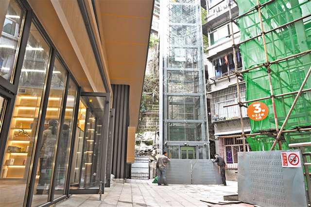 渝中區(qū)兩路口街道紅星亭坡小區(qū),新建的無障礙電梯。(本報(bào)資料圖片)記者 羅斌 攝/視覺重慶