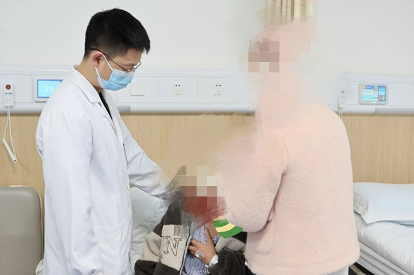 醫(yī)生嚴(yán)光兵指導(dǎo)患者咳痰。重慶西區(qū)醫(yī)院供圖