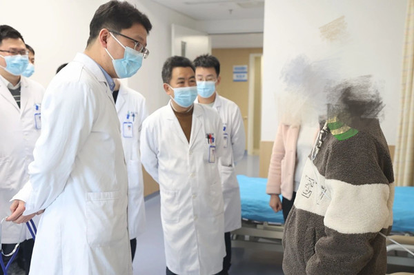 姚珂(正中間)帶領(lǐng)科室團(tuán)隊(duì)查房。重慶西區(qū)醫(yī)院供圖