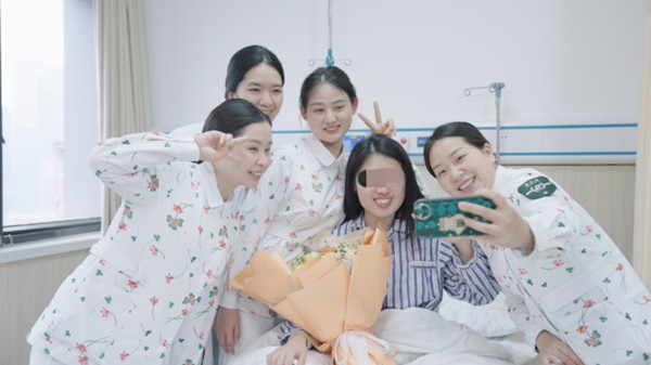 王娟術(shù)后和醫(yī)護(hù)人員合影。重醫(yī)附二院供圖