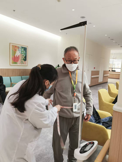 重慶兩江新區(qū)人民醫(yī)院MDT營養(yǎng)減重門診醫(yī)生為患者制定減重方案。重慶兩江新區(qū)人民醫(yī)院供圖