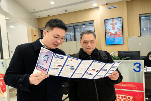 為群眾講解金融知識。建行重慶市分行供圖