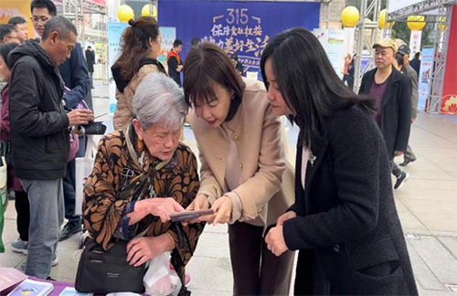 為老人解答金融知識。光大銀行重慶分行供圖