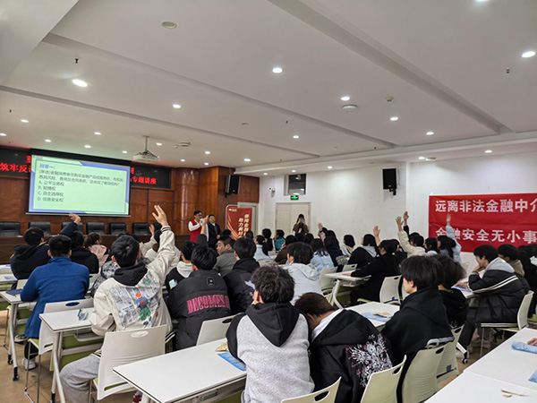 宣傳活動現(xiàn)場學生們踴躍搶答。英大財險重慶分公司供圖