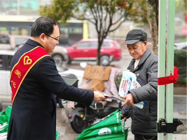 愛心大使向市民發(fā)放宣傳單。重慶電信供圖