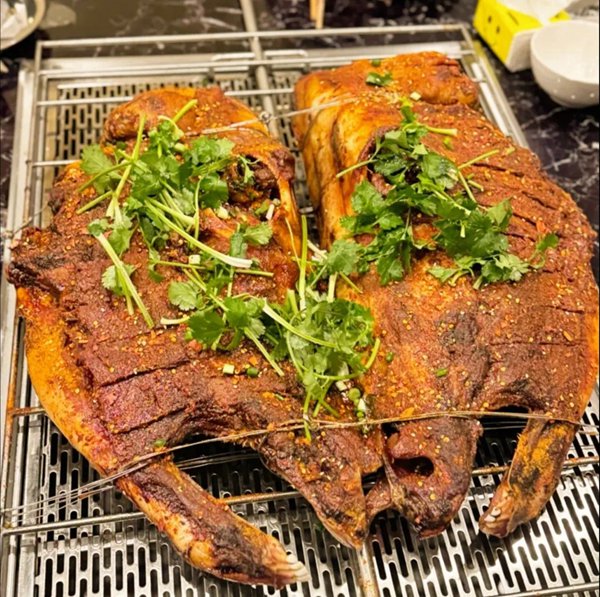 駿都源烤牛頭。渝北區(qū)商務(wù)委供圖