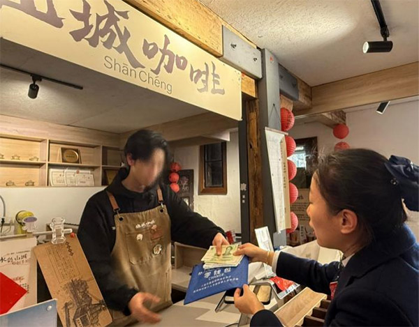 為商戶發(fā)放宣傳折頁。交通銀行重慶市分行供圖