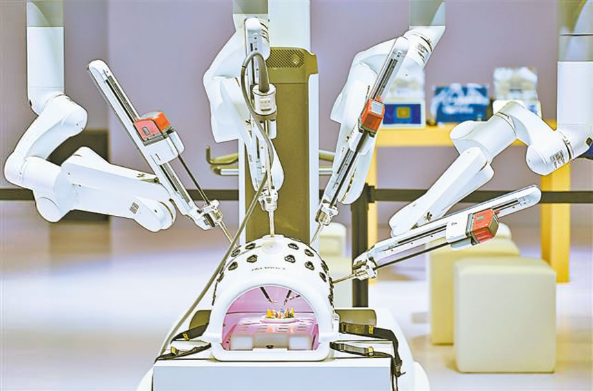 2025中國(guó)醫(yī)學(xué)裝備展覽會(huì)上，眾多先進(jìn)醫(yī)學(xué)裝備產(chǎn)品引人注目。手術(shù)機(jī)器人演示現(xiàn)場(chǎng)。新華社記者 王全超 攝