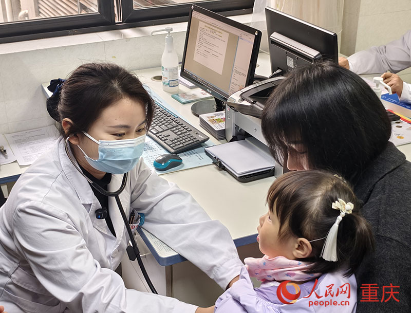 3月18日，重慶首張公共衛(wèi)生醫(yī)師處方在九龍坡區(qū)渝州路街道社區(qū)衛(wèi)生服務(wù)中心開出。人民網(wǎng) 陳琦攝