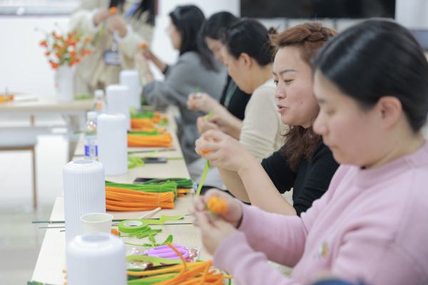 手工DIY活動(dòng)。重慶市文化宮供圖