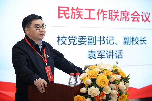 重慶醫(yī)科大學(xué)黨委副書(shū)記、副校長(zhǎng)袁軍在會(huì)上講話。重醫(yī)附屬大學(xué)城醫(yī)院供圖