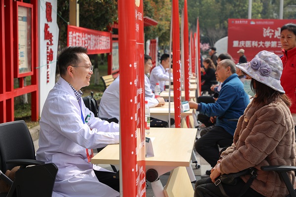 義診活動(dòng)現(xiàn)場(chǎng)。重醫(yī)附屬大學(xué)城醫(yī)院供圖