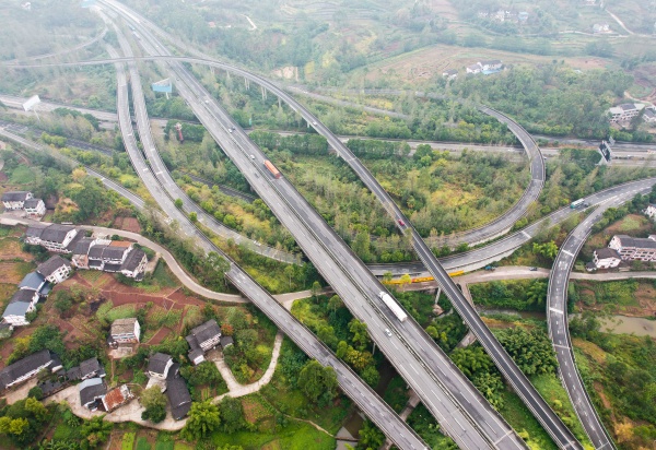 墊江區(qū)域交通網(wǎng)絡(luò)有序、安全、暢通。龔長浩攝