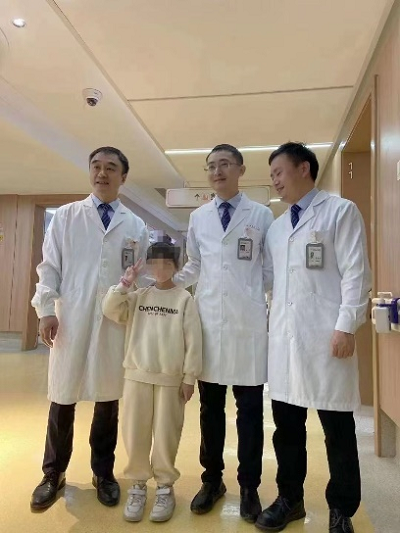 王麗與王槐志團(tuán)隊(duì)合影。重慶市人民醫(yī)院供圖