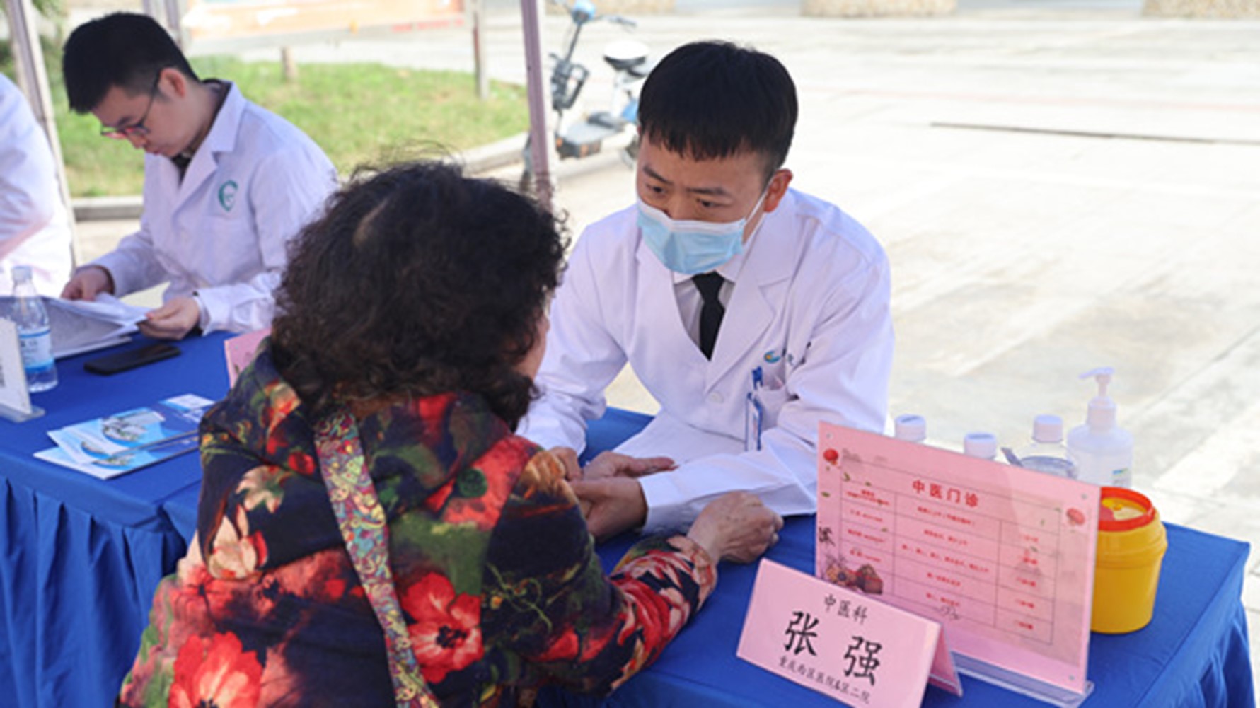 健康咨詢。重慶西區(qū)醫(yī)院供圖