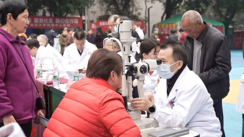 義診現(xiàn)場(chǎng)。 重慶大學(xué)附屬中心醫(yī)院供圖