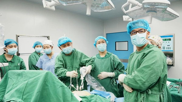 手術(shù)中。重慶松山醫(yī)院供圖