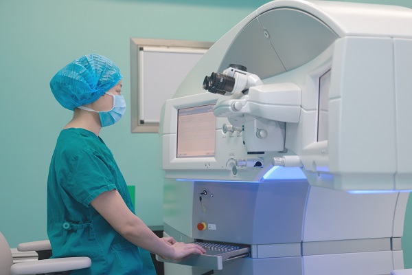 重醫(yī)附屬大學(xué)城醫(yī)院醫(yī)護(hù)人員在進(jìn)行術(shù)前準(zhǔn)備。曾英豪攝