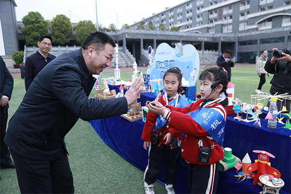 學(xué)生講解創(chuàng)作的科技作品。唐文蕤攝