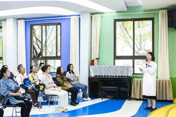 馮勝輝開展近視防控科普講座。重慶南坪愛爾眼科醫(yī)院供圖