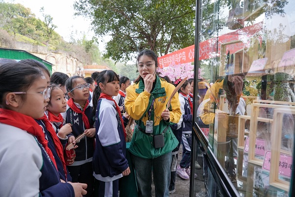 小朋友們參加愛(ài)鳥(niǎo)周活動(dòng)。重慶市林業(yè)局供圖