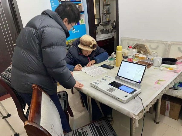 主動上門為客戶服務(wù)。浦發(fā)銀行重慶分行供圖