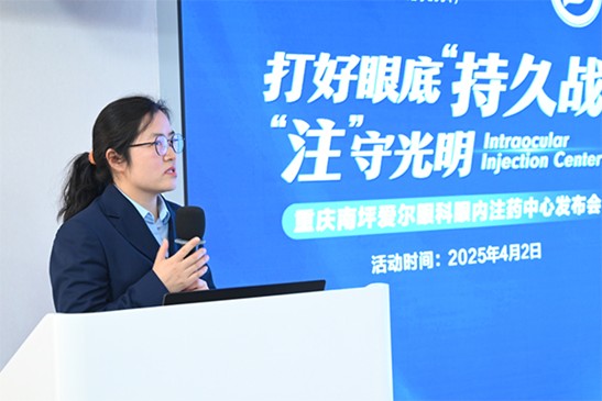 袁詩(shī)曼為患者科普眼底病知識(shí)。重慶南坪愛(ài)爾眼科醫(yī)院供圖