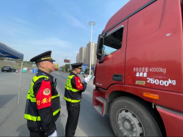 交通執(zhí)法人員開展執(zhí)法檢查。重慶市交通運輸執(zhí)法總隊供圖