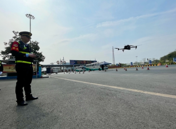 執(zhí)法人員借助無人機開展安全巡查。重慶市交通運輸執(zhí)法總隊供圖