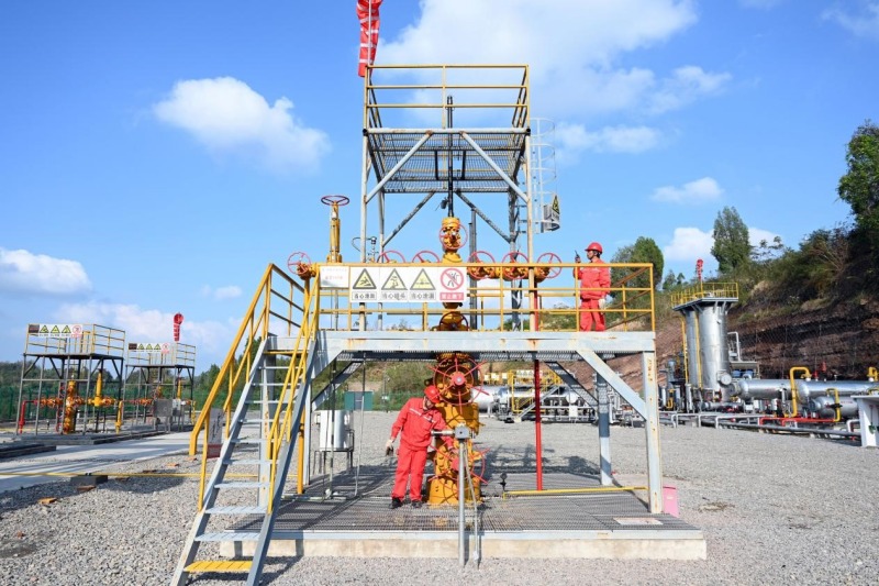 涪陵頁巖氣田采氣員工精細(xì)呵護(hù)氣井。涪陵頁巖氣公司供圖