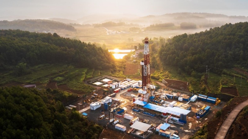 晨曦中的涪陵頁巖氣田鉆井平臺。涪陵頁巖氣公司供圖