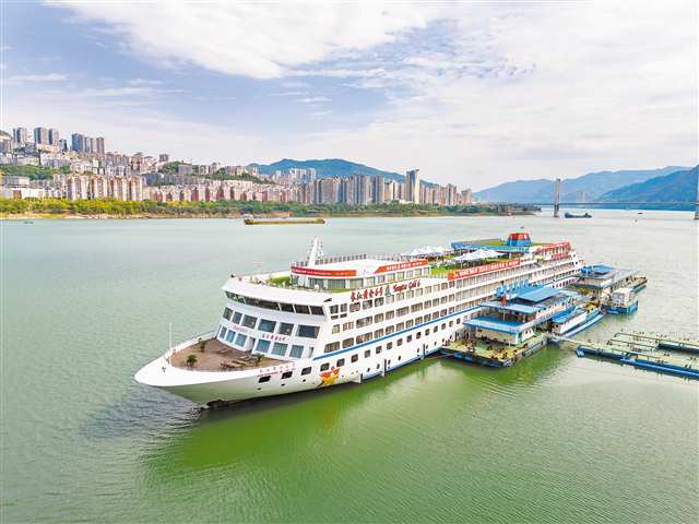 一艘三峽游輪停靠在云陽縣。（攝于二○二四年十月十九日）記者 李雨恒 攝\視覺重慶