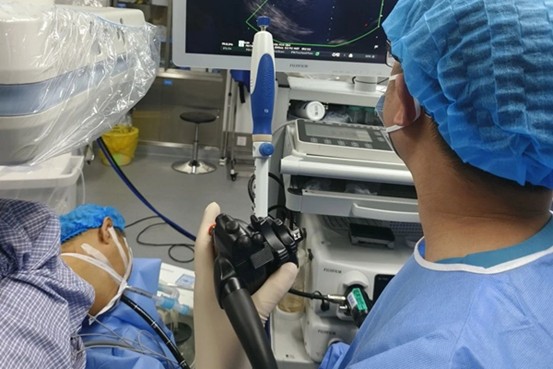 張宇帶領(lǐng)團(tuán)隊手術(shù)中。重慶西區(qū)醫(yī)院供圖