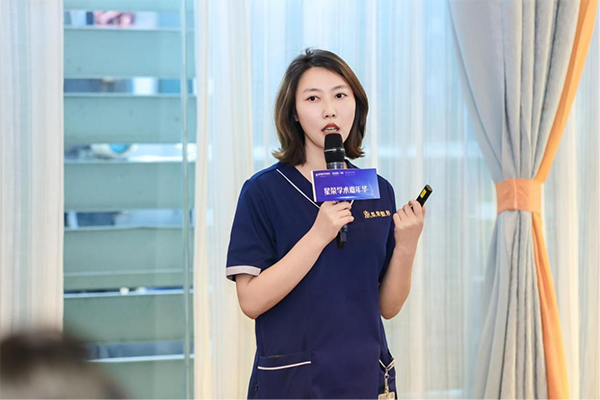 黃玲在會上分享。主辦方供圖