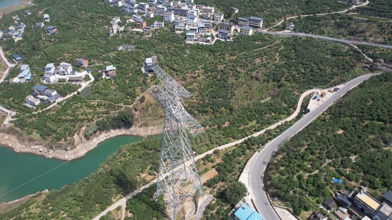 寧夏至湖南±800千伏特高壓直流輸電工程（重慶段）跨江放線作業(yè)。楊崳杰攝