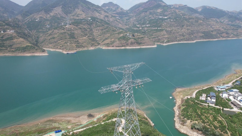 寧夏至湖南±800千伏特高壓直流輸電工程（重慶段）利用船舶渡繩過江。楊崳杰攝