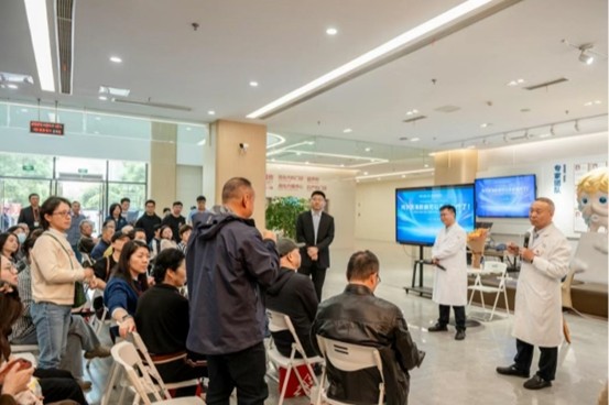 答疑互動(dòng)環(huán)節(jié)。重慶松山醫(yī)院供圖