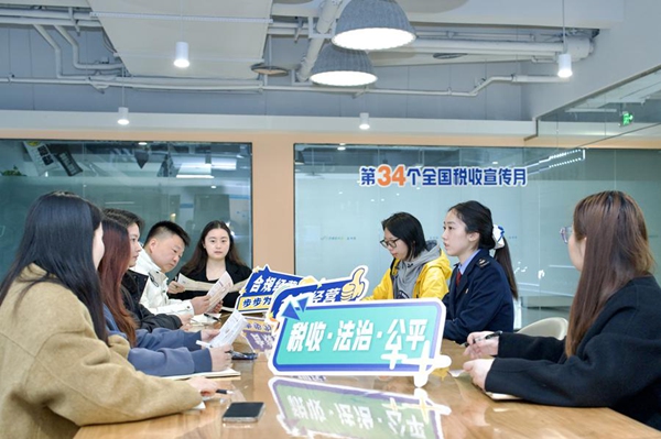 圖為巴南區(qū)稅務(wù)局聯(lián)合巴南區(qū)委網(wǎng)信辦走進新引力·創(chuàng)客空間，開展合規(guī)經(jīng)營主題沙龍。饒鵬飛攝