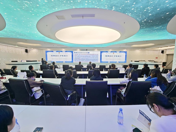 4月9日，豐都縣稅務(wù)局聯(lián)合縣工業(yè)園區(qū)管委會開展“稅惠園區(qū)·護航星火”政策宣講活動，送上《企業(yè)合規(guī)經(jīng)營指引》。張凌云攝