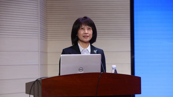 郝萍上臺發(fā)言。重慶西區(qū)醫(yī)院供圖