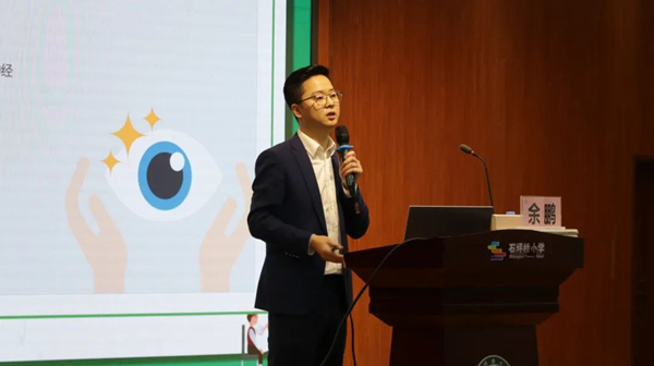 余鵬進(jìn)行科普講座。重慶渝州眼科醫(yī)院供圖