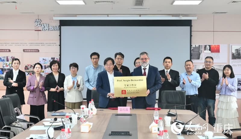 重慶市人民醫(yī)院醫(yī)學檢驗科客座教授簽約儀式舉行。鄒樂攝